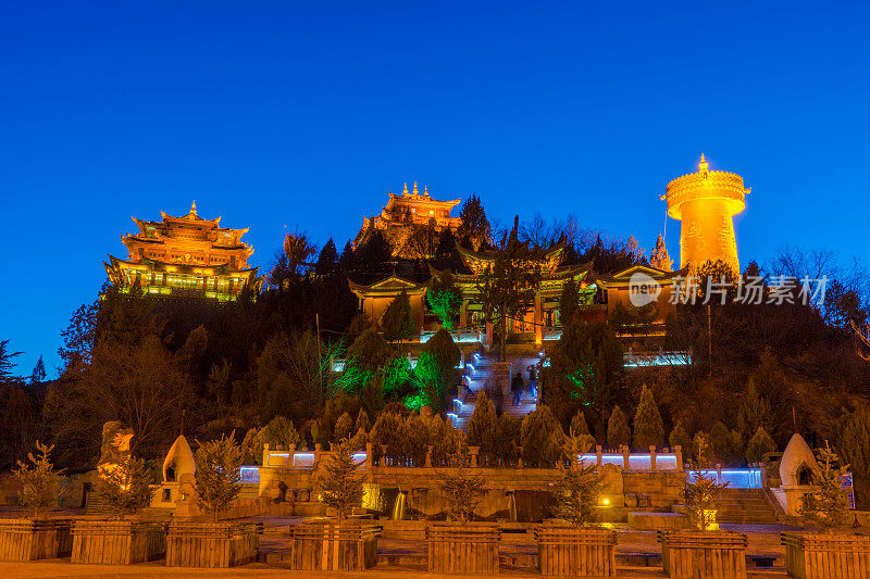 香格里拉中心广场，桂山寺和世界上最大的佛轮，云南省，中国。