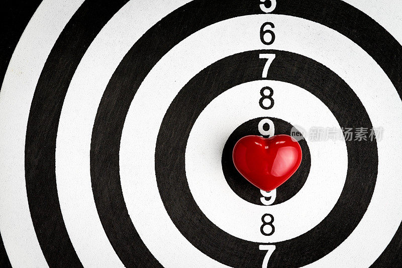 爱情目标情人的背景与闪亮的红色心形在中心的丘比特箭靶