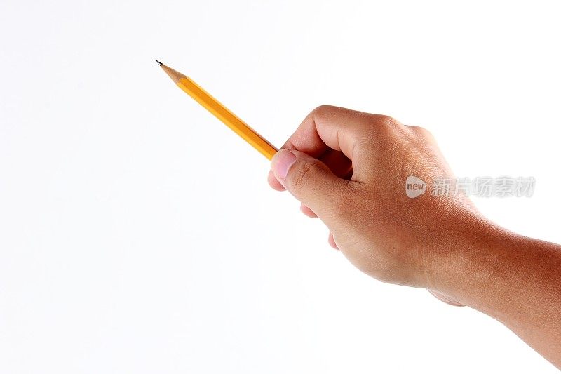 男性手握铅笔