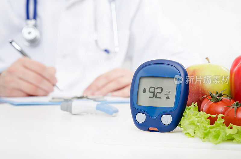 看医生的糖尿病。血糖仪和蔬菜概念