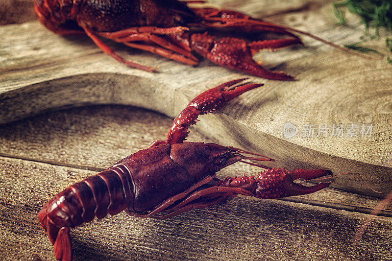 煮红小龙虾在木制的背景