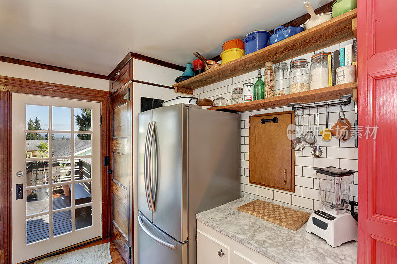 老式厨房内饰。木制架子和钢制冰箱
