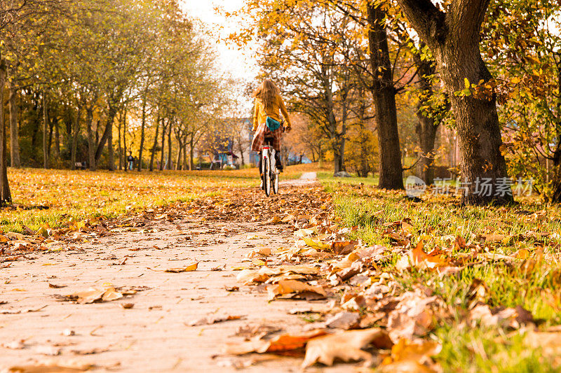 年轻女子在公园里骑自行车