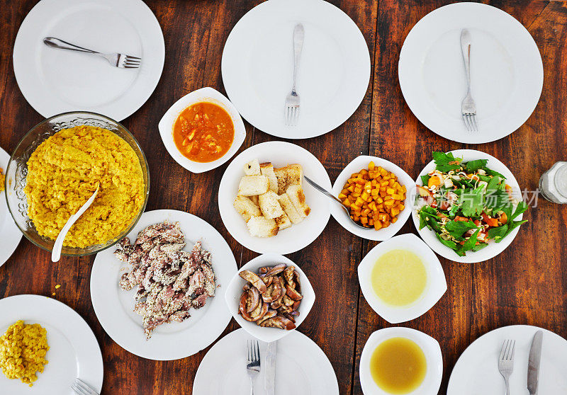 俯视图的盘子与不同的食物在桌子上