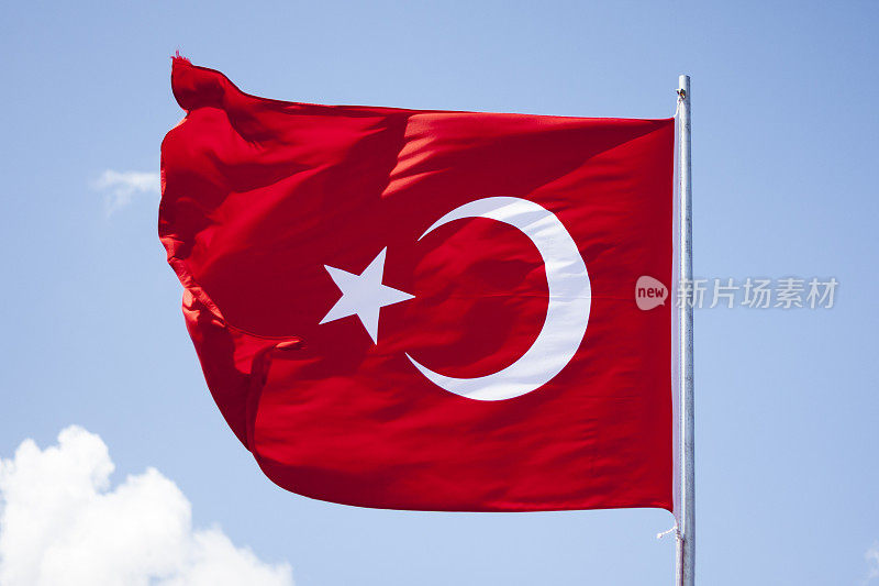 蓝天中飘扬的土耳其国旗