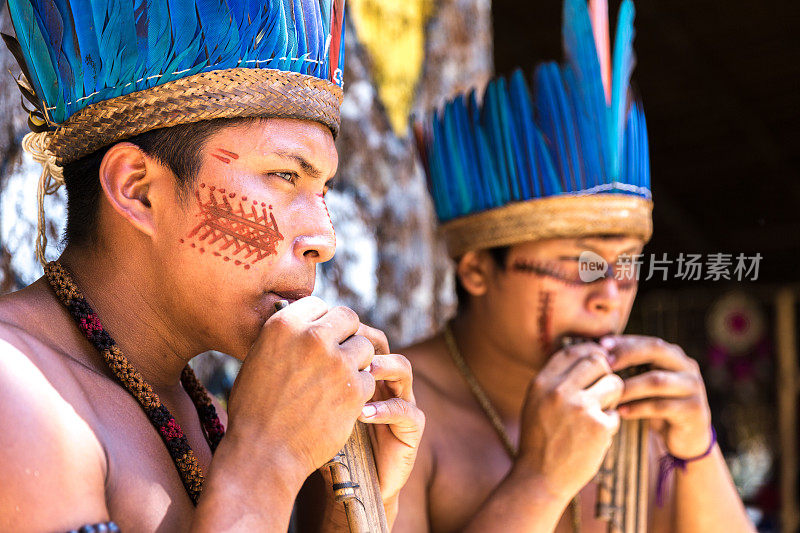 土著巴西人在吹木笛