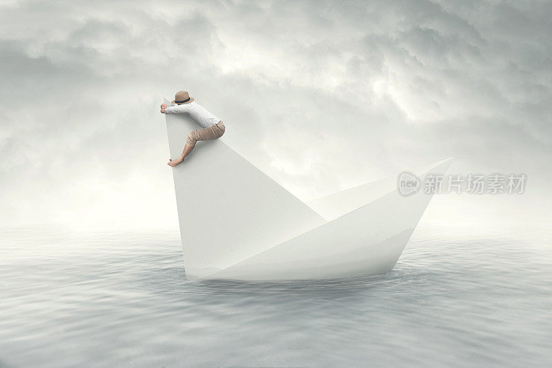 人在纸沉的船上