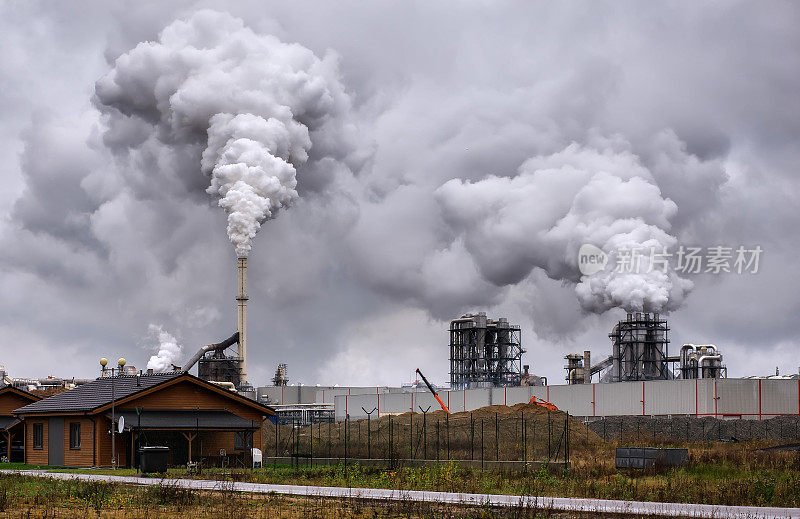 来自工业烟雾的大气污染。管道钢铁厂。中密度纤维板生产中的浓烟和蒸汽。阴雨天工作。环境污染。