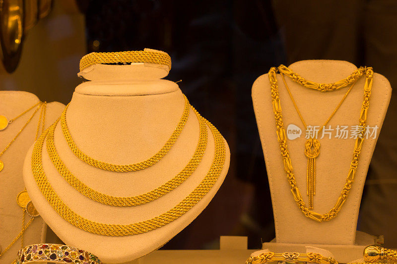 设计精美，细节精美的黄金大小不一，黄金首饰陈列于街头店铺，著名的黄金首饰陈列于意大利佛罗伦萨维琪奥桥上的一家珠宝店，黄金背景。