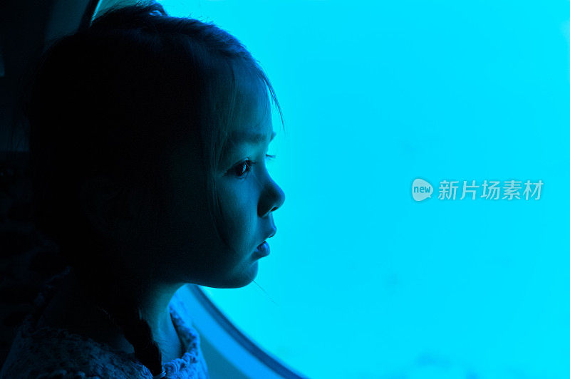 小女孩从潜水艇的窗户往外看