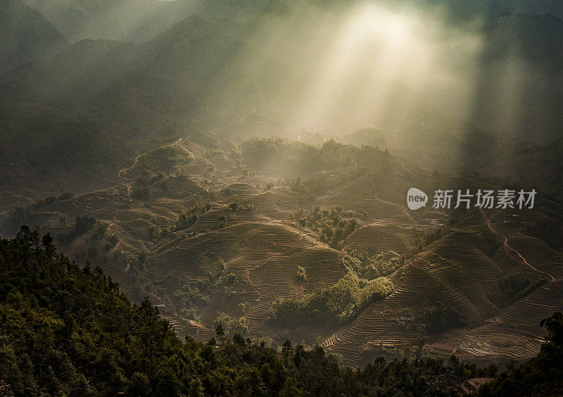 在萨帕附近，阳光穿透云层的壮观的山地景观