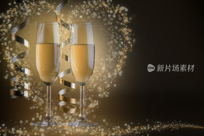 两个香槟酒杯，以金色的散景为背景