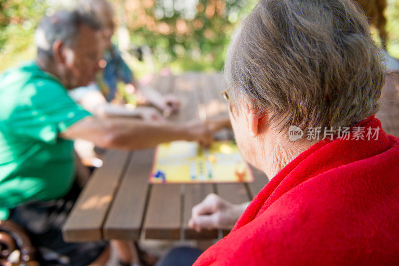 资深女性与女管理员玩Ludo桌面游戏