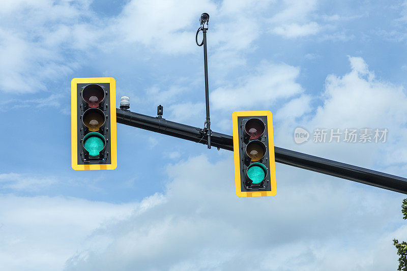绿色交通灯在天空下悬灯