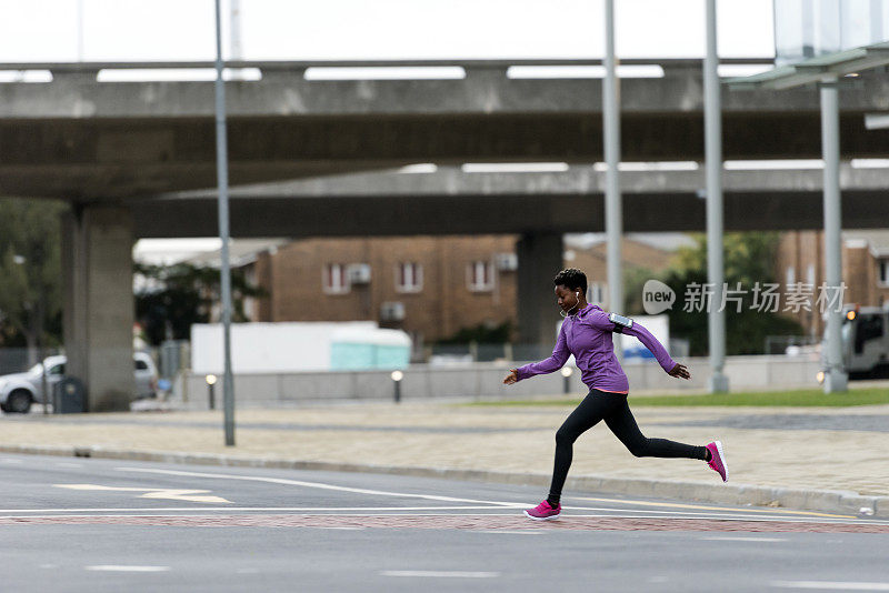 女跑步者在城市里跑步