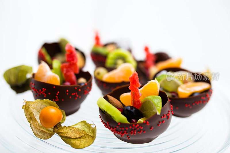 健康水果盘与心形绘制在巧克力酱