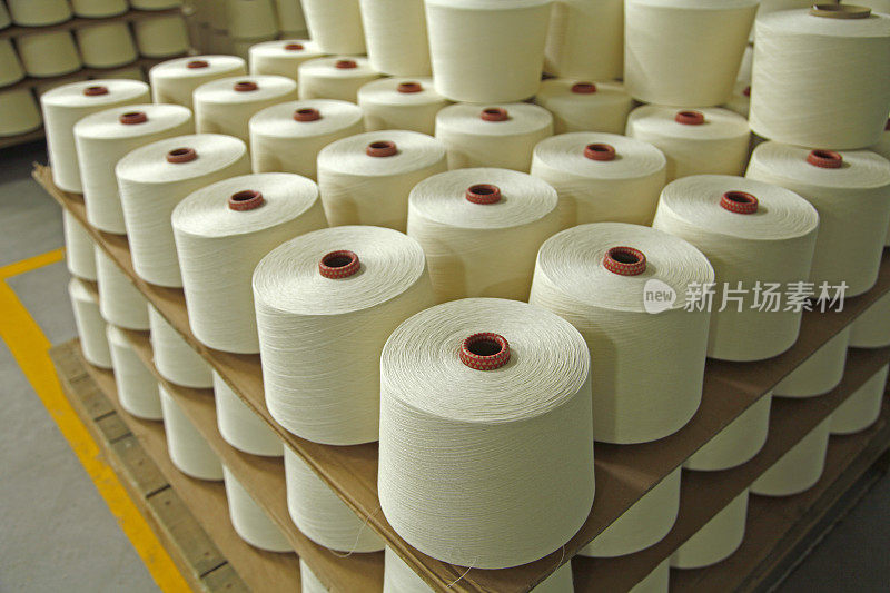 在工业缝纫机纺成的纱线中，许多线交织在一起