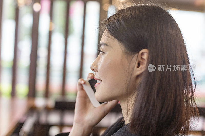年轻女商人在咖啡馆使用智能手机