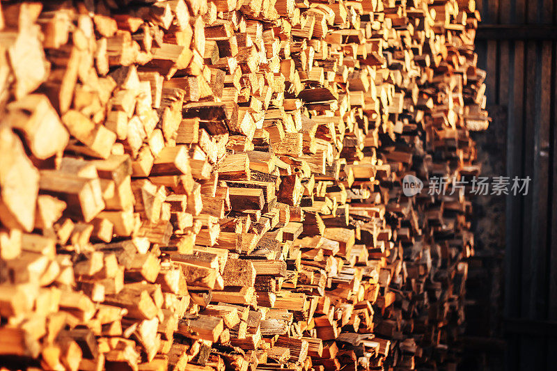 天然木制背景，切碎的柴火特写。堆放起来准备过冬的柴火一堆原木。劈柴堆上的劈柴