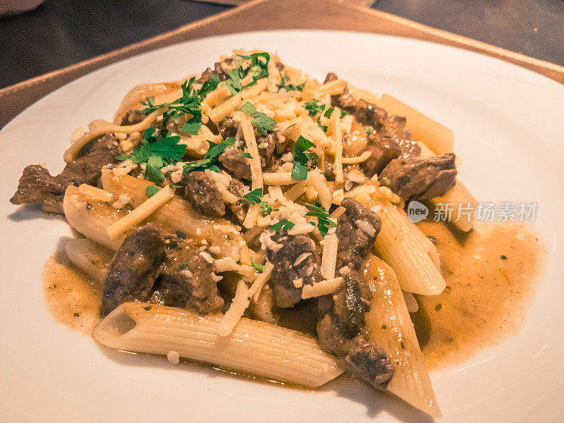 在美食餐厅里的一种带有肉诱饵和美味酱汁的通心粉