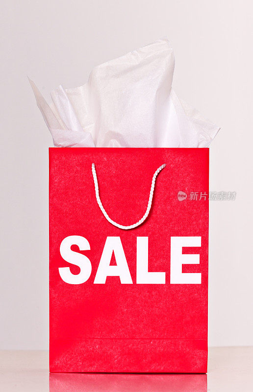 商店的购物袋，有促销标志和纸巾