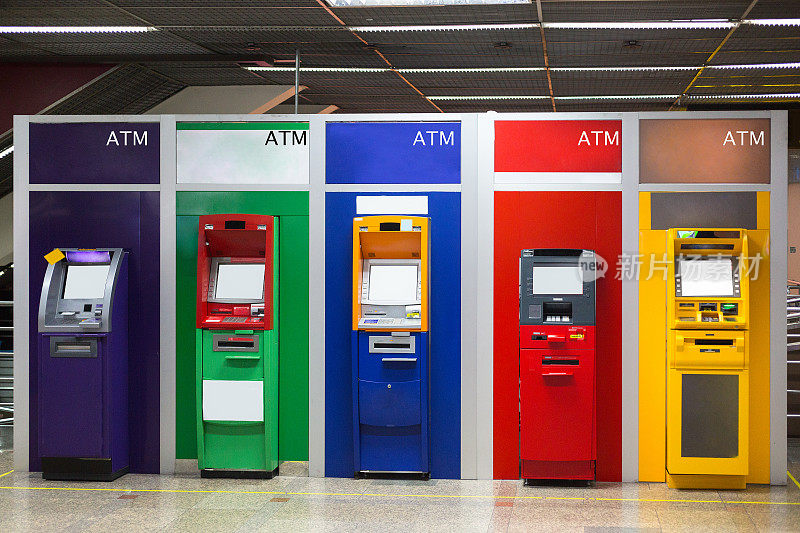 五颜六色的ATM机银行供客户提取货币