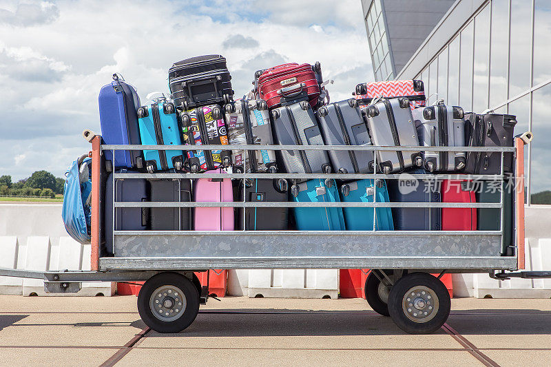在机场的拖车里装满了行李箱