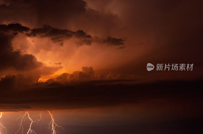 夏夜打雷、闪电、下雨