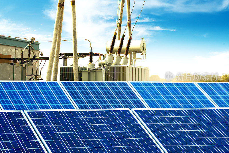 太阳能电池板和高压电柱的照片拼贴-可持续资源的概念