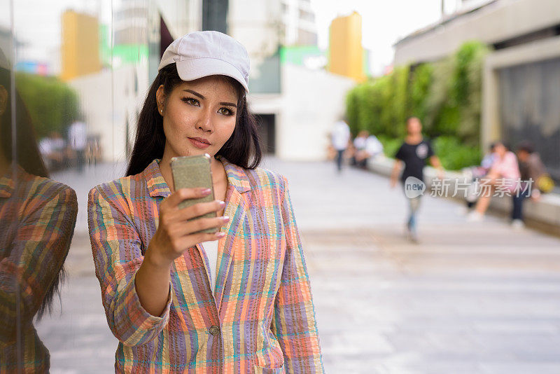 年轻美丽的亚洲女游客的肖像探索曼谷的城市泰国