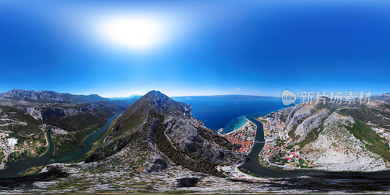 360x180度全球面空中全景图的奥米斯度假胜地，达尔马提亚海岸，克罗地亚
