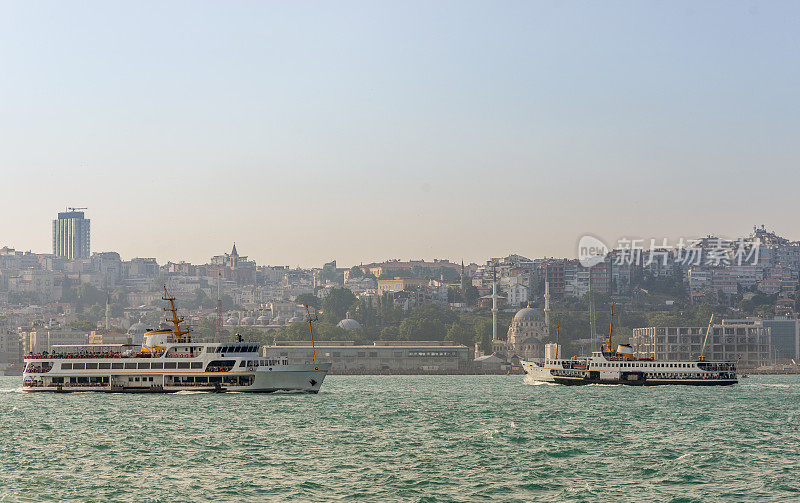 土耳其伊斯坦布尔贝西克塔斯博斯普鲁斯海岸的传统客船