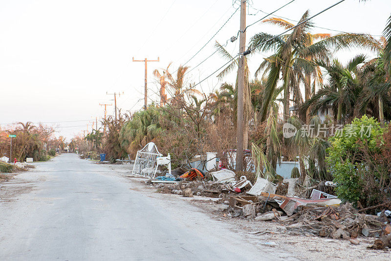 飓风过后，拉姆罗德岛居民街道上留下了废墟和垃圾