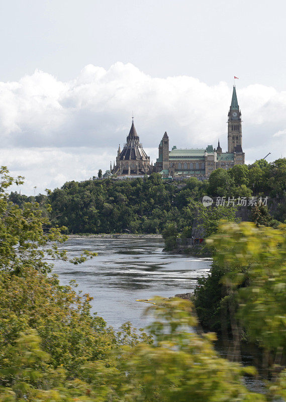 加拿大安大略省的议会大厦和渥太华河
