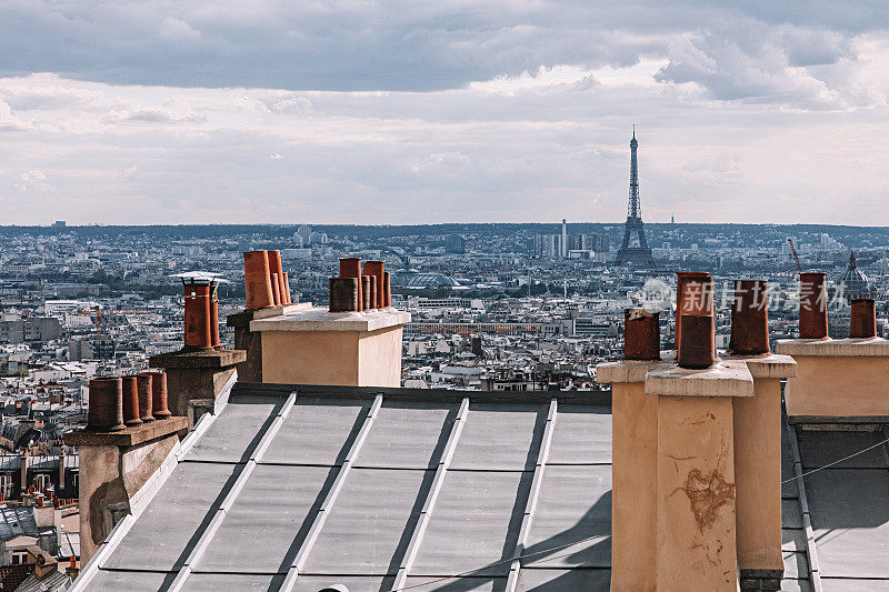 法国巴黎的公寓楼屋顶上有烟囱