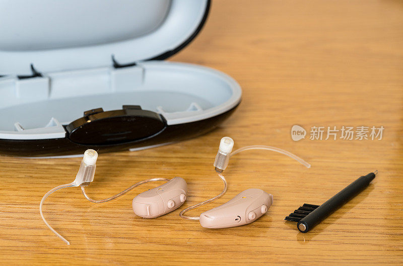 床头柜上的一对微型现代助听器的特写