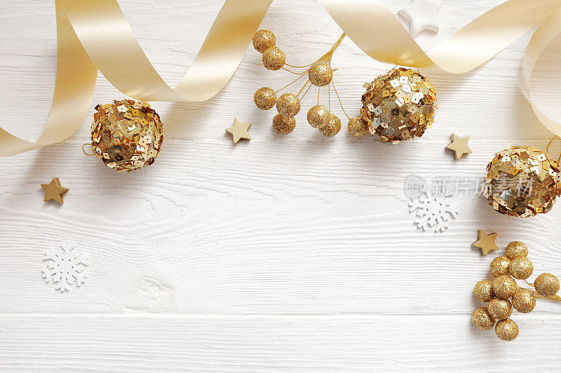 模拟圣诞装饰顶视图和金球，平躺在一个白色的木制背景与丝带，与地方为您的文本