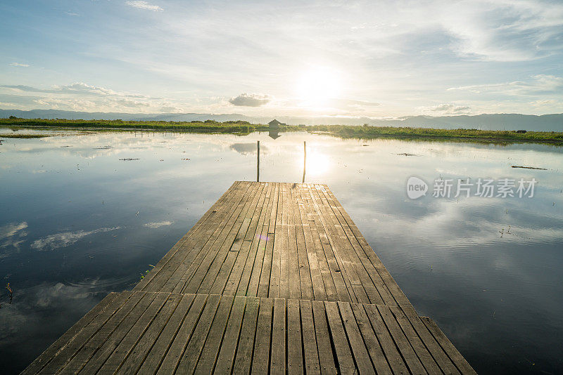 木码头躺在湖上的日出，因莱湖，缅甸嫩江瑞