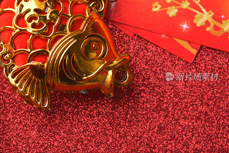 中国新年装饰品和吉祥装饰品的红色散景背景