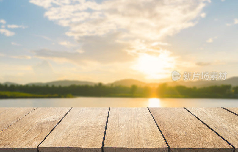 空木桌和蓝天模糊了湖的景色