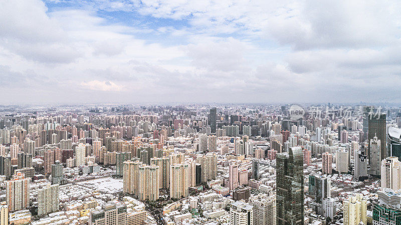 鸟瞰图静安寺和南京路附近的上海市中心，一场不寻常的降雪后的早晨