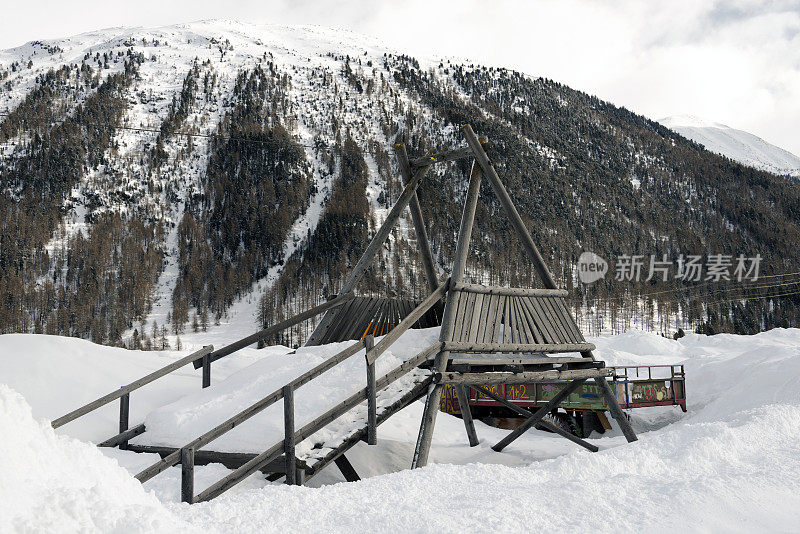 雪山下的孩子们的游乐场和瑞士阿尔卑斯山的一个小镇