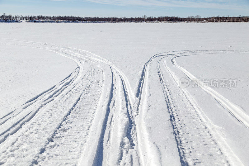 在结冰的湖面上玩雪地摩托