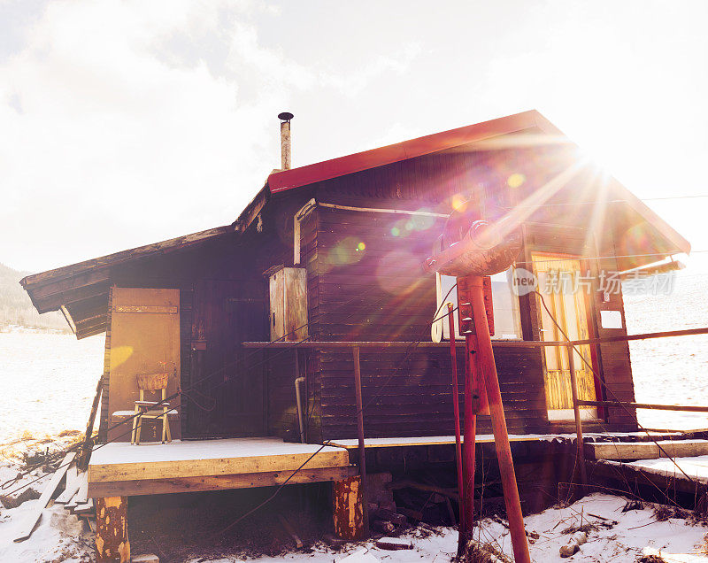 阳光下的旧滑雪小屋