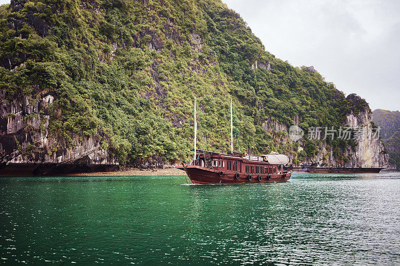 在越南下龙湾的一艘游船