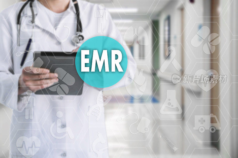 电子医疗记录。触摸屏上的EMR背景上的药品图标模糊了医生在医院。创新治疗，服务，数据分析健康。医疗保健概念电子病历，EMR