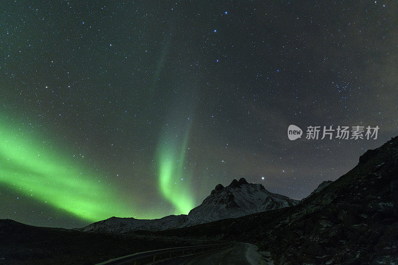 挪威北部繁星点点的Nykvag海滩上的北极光或极光