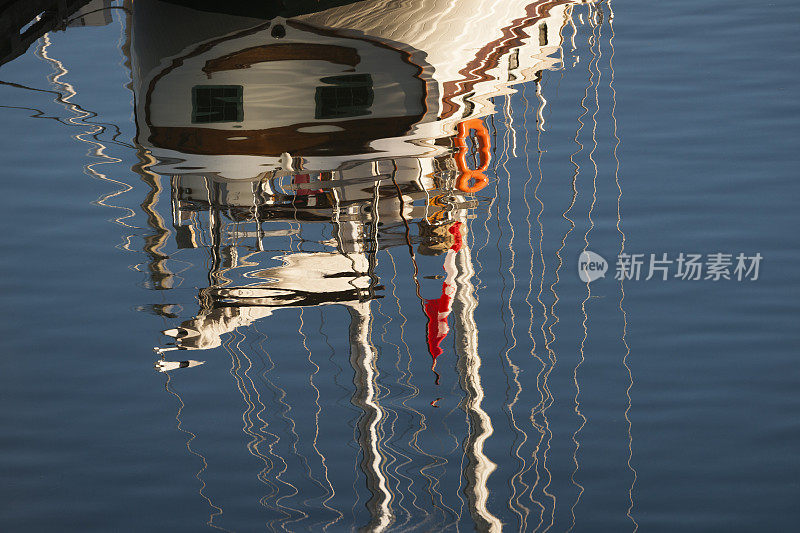 海湾中游艇的抽象反射