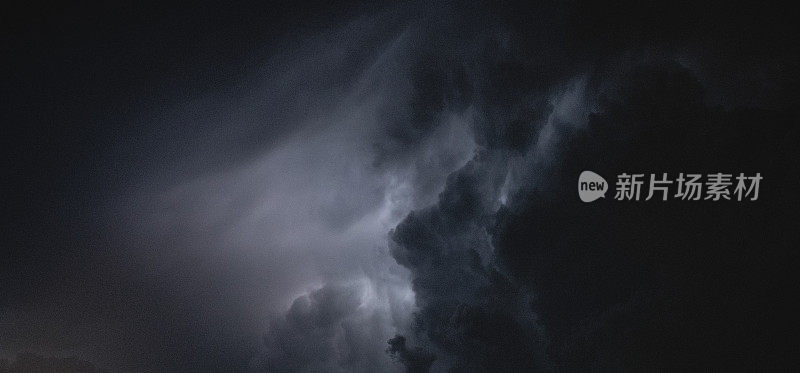 夜间雷雨，戏剧性的乌云