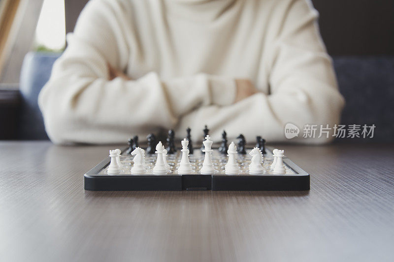 女人下棋